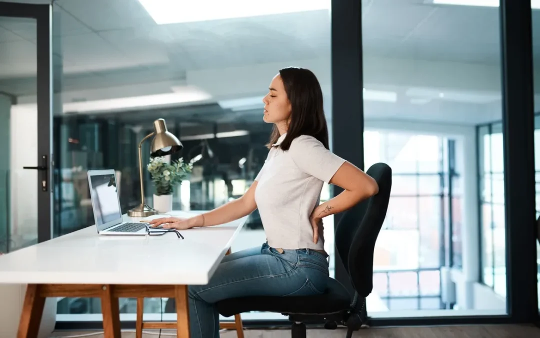 Consejos para tener una buena postura en el trabajo y en casa